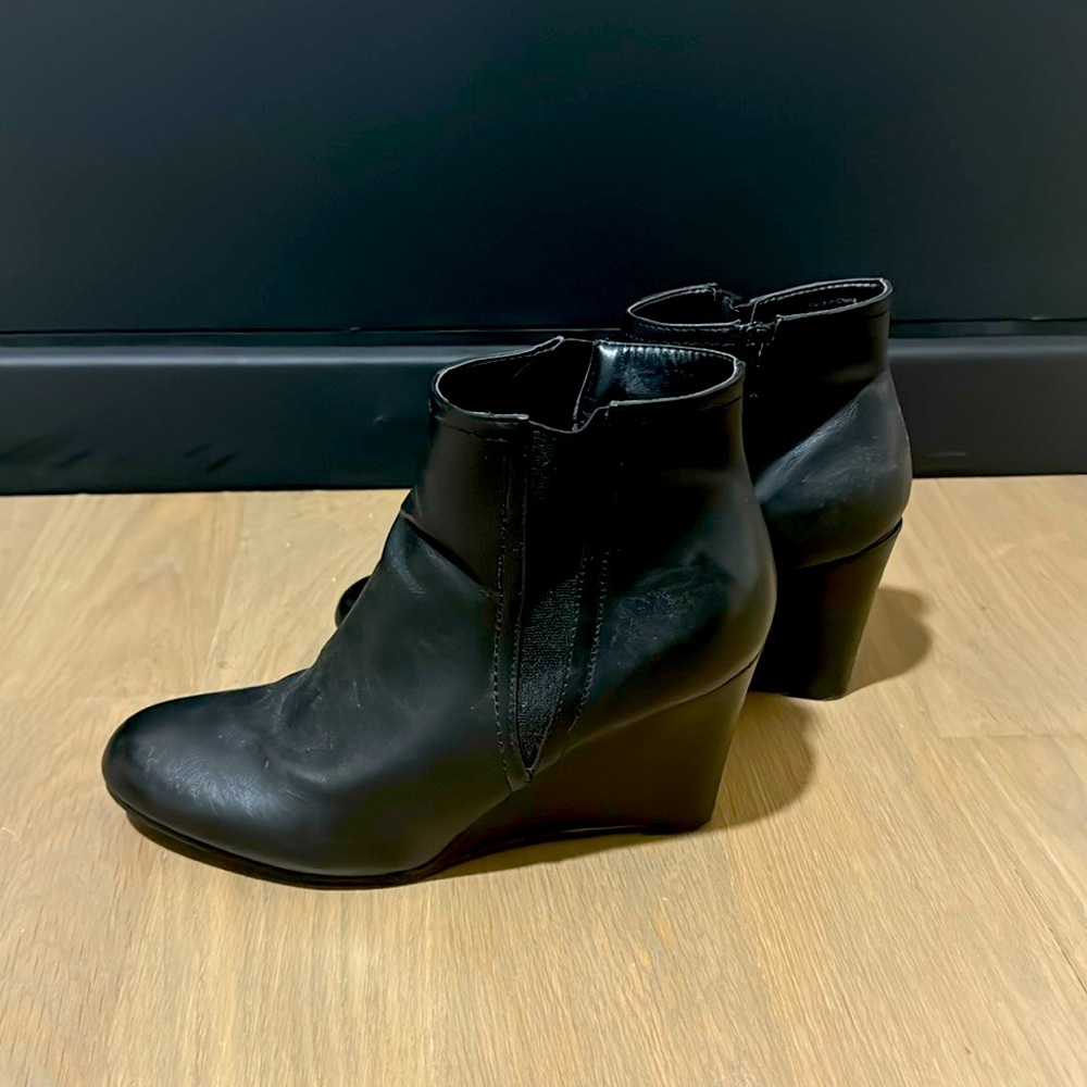 Black wedges